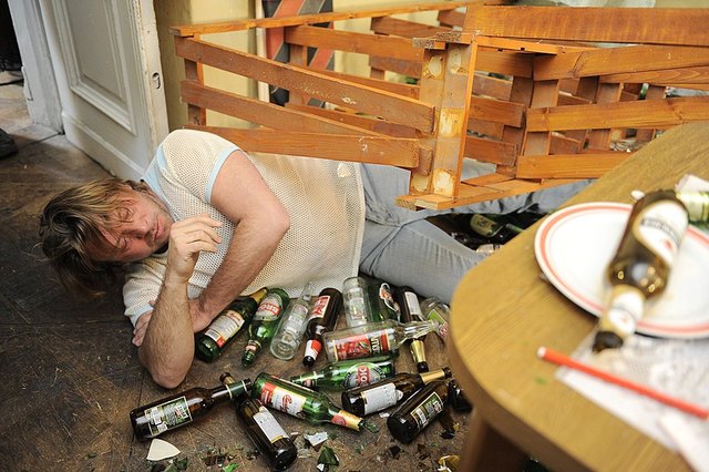 Michał Milowicz pijany leży na podłodze (FOTO)