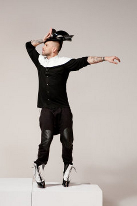 Michał Piróg pozował w szpilkach (FOTO) Michał Piróg pozował w szpilkach (FOTO)