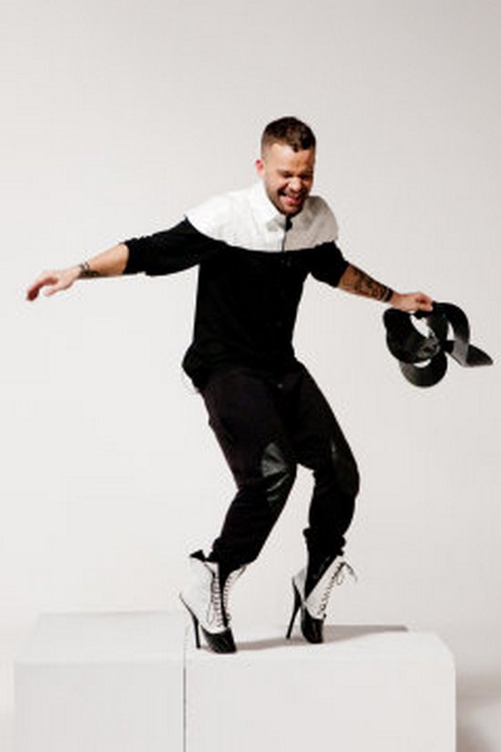 Michał Piróg pozował w szpilkach (FOTO) Michał Piróg pozował w szpilkach (FOTO)