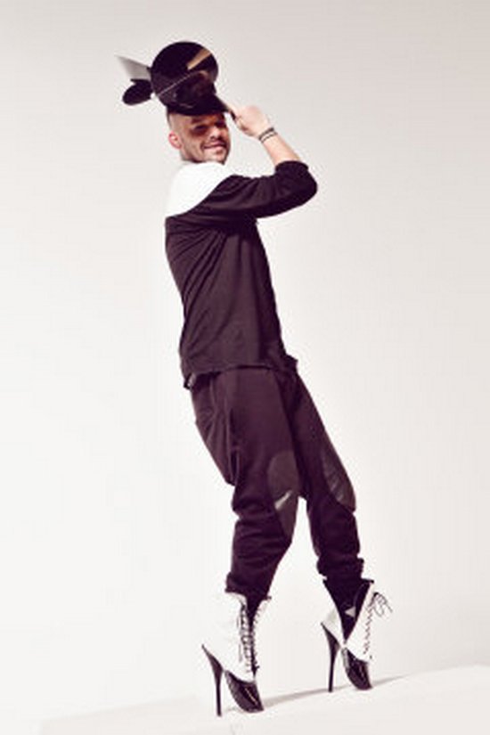 Michał Piróg pozował w szpilkach (FOTO) Michał Piróg pozował w szpilkach (FOTO)