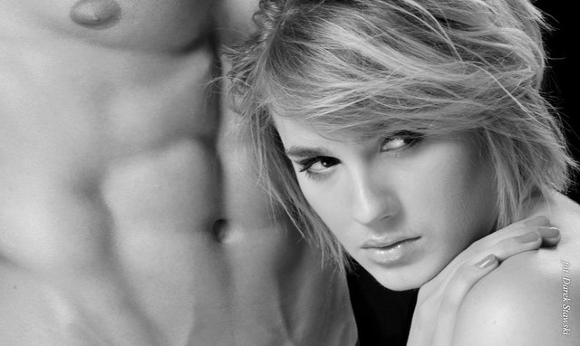 Michalina Manios w sesji z nagim modelem (FOTO)