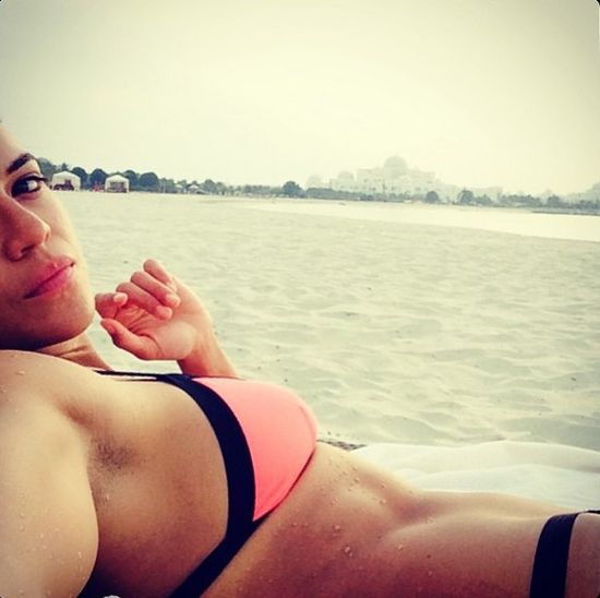 Ona czy fura - co bardziej przykuwa wzrok? Ona czy fura - co bardziej przykuwa wzrok?