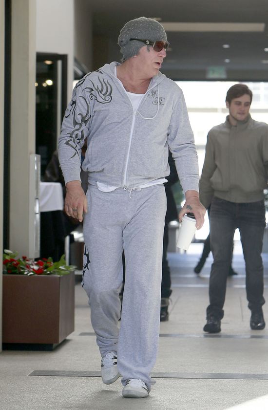 Mickey Rourke niespecjalnie przejmuje się wyglądem (FOTO)
