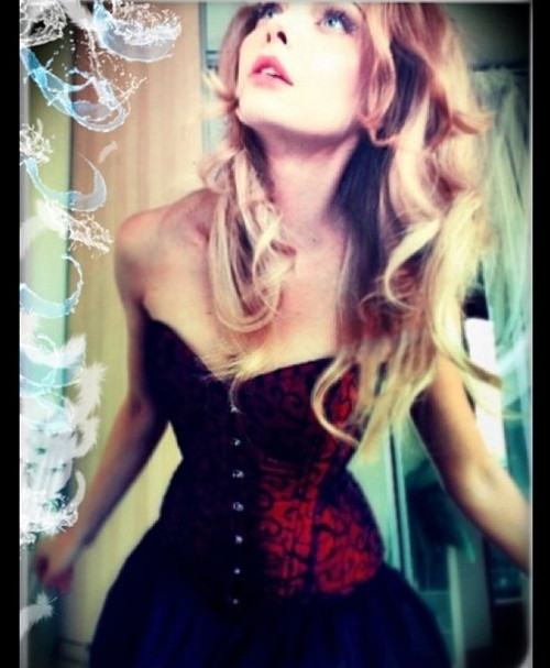 Iza Miko eksperymentuje z fryzurami (FOTO)