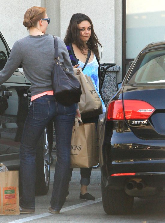 Mila Kunis na co dzień wygląda jak zwykła dziewczyna (FOTO)