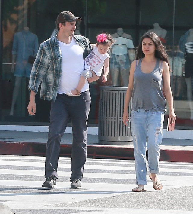 Rodzinne śniadanie Mili Kunis i Ashtona Kutchera (FOTO) Rodzinne śniadanie Mili Kunis i Ashtona Kutchera (FOTO)