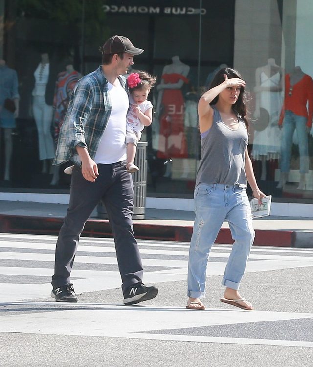 Rodzinne śniadanie Mili Kunis i Ashtona Kutchera (FOTO)