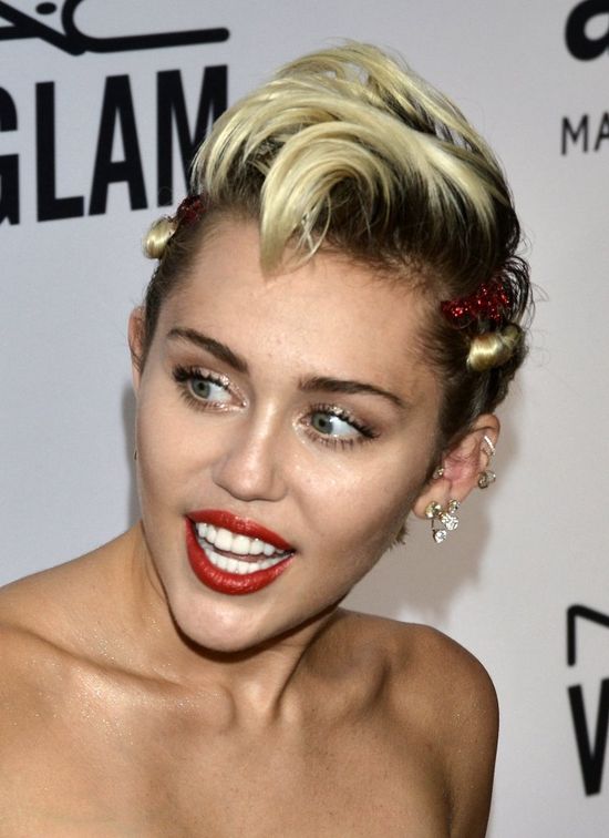 Internauci szaleją! Miley Cyrus utopiła się w wannie?