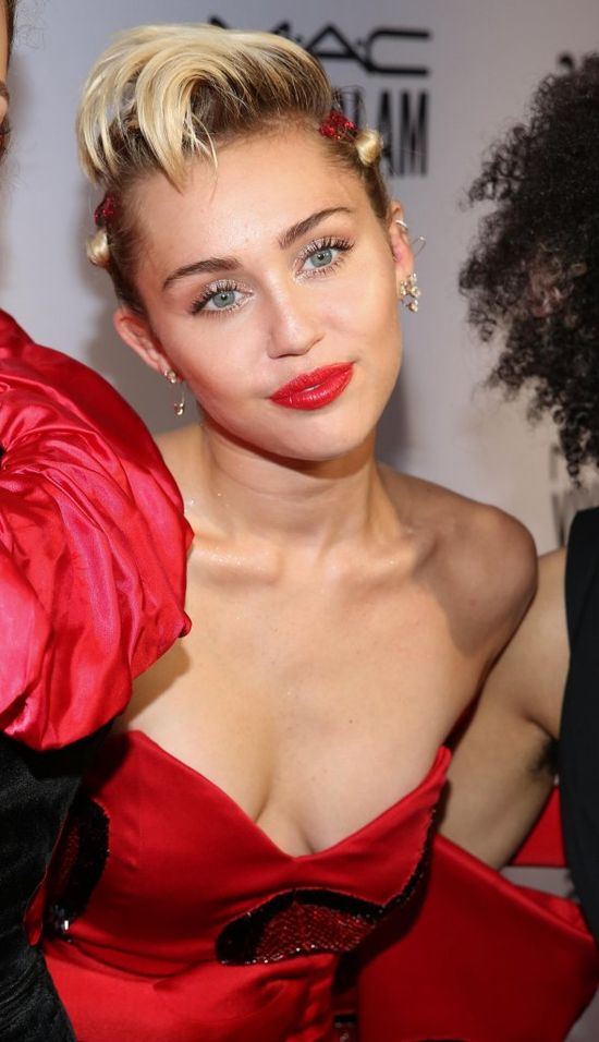 Internauci szaleją! Miley Cyrus utopiła się w wannie?