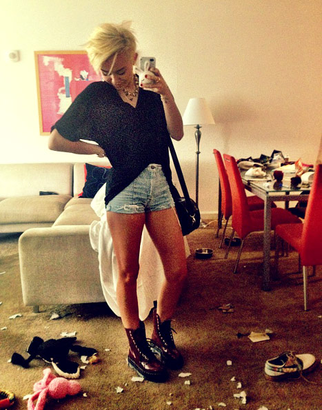 Miley Cyrus kocha się... w sobie (FOTO) Miley Cyrus kocha się... w sobie (FOTO)