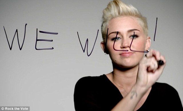 Miley Cyrus w seksownych szortach promuje wybory (FOTO) Miley Cyrus w seksownych szortach promuje wybory (FOTO)