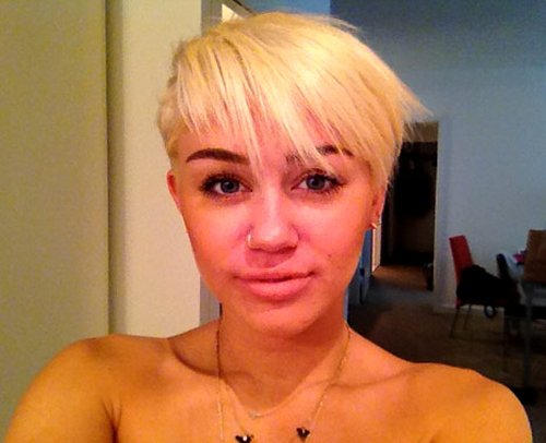 Miley Cyrus tłumaczy się z włosów (FOTO)