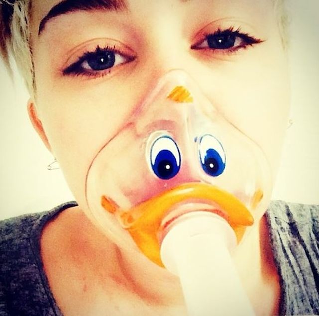 Miley Cyrus z maseczką tlenową. Trasa ODWOŁANA