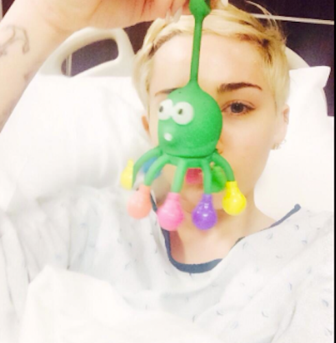 Miley Cyrus z maseczką tlenową. Trasa ODWOŁANA