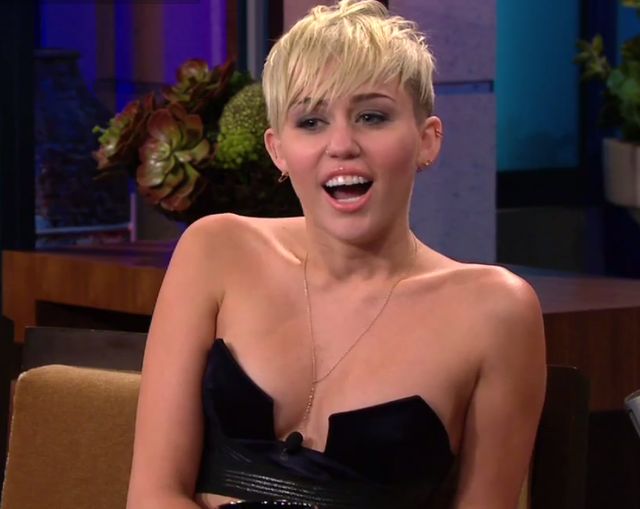 Miley Cyrus u Jaya Leno - co za dekolt! (FOTO)
