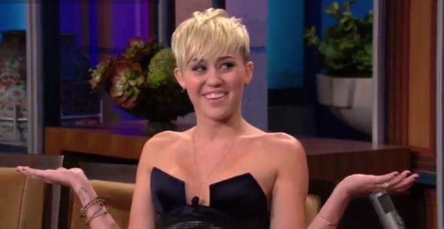 Miley Cyrus u Jaya Leno - co za dekolt! (FOTO)