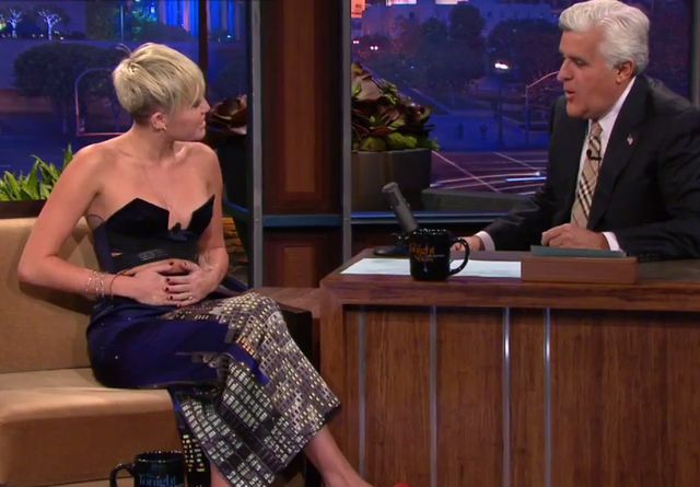 Miley Cyrus u Jaya Leno - co za dekolt! (FOTO)
