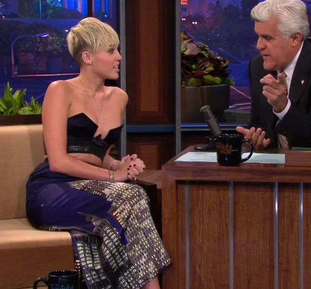 Miley Cyrus u Jaya Leno - co za dekolt! (FOTO)