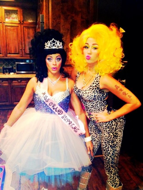 Miley Cyrus w stroju Nicki Minaj (FOTO)