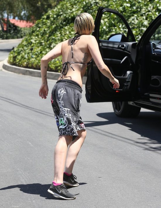 Miley Cyrus zafarbowała włosy... pod pachami (Instagram)