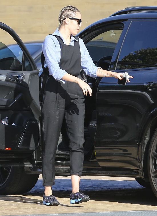 Miley Cyrus przyłapana z dziewczyną (FOTO) Miley Cyrus przyłapana z dziewczyną (FOTO)
