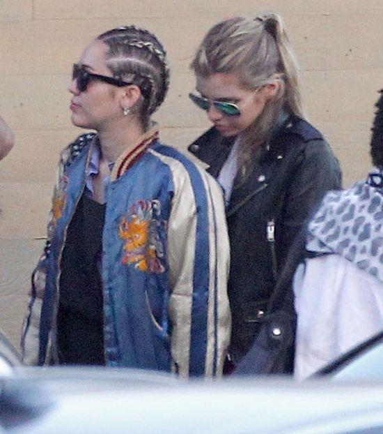 Miley Cyrus przyłapana z dziewczyną (FOTO)