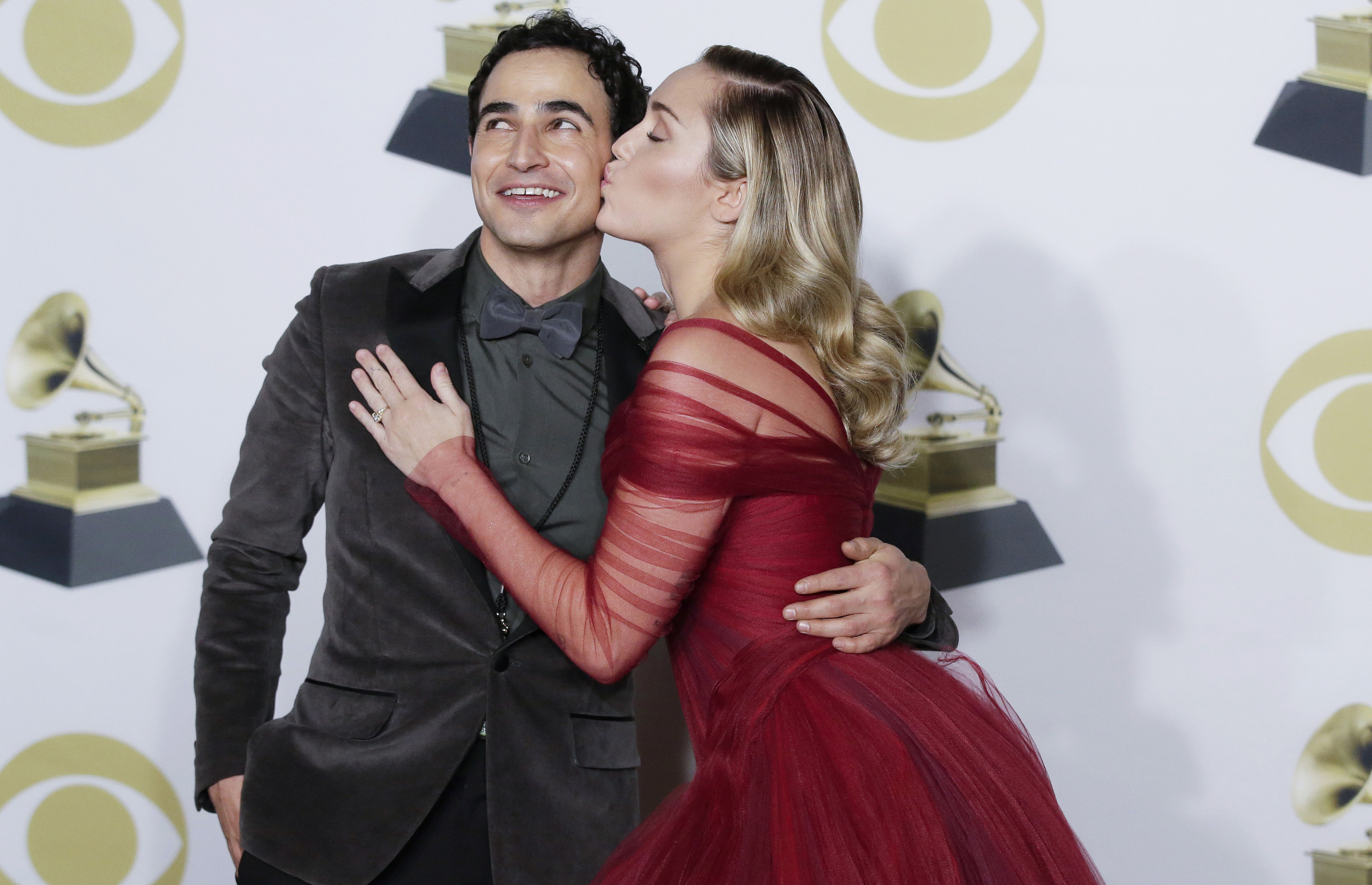 Co za przemiana! Miley Cyrus zachwyciła kreacją na Grammy (ZDJĘCIA)