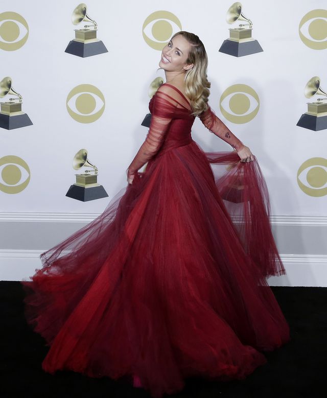 Co za przemiana! Miley Cyrus zachwyciła kreacją na Grammy (ZDJĘCIA)