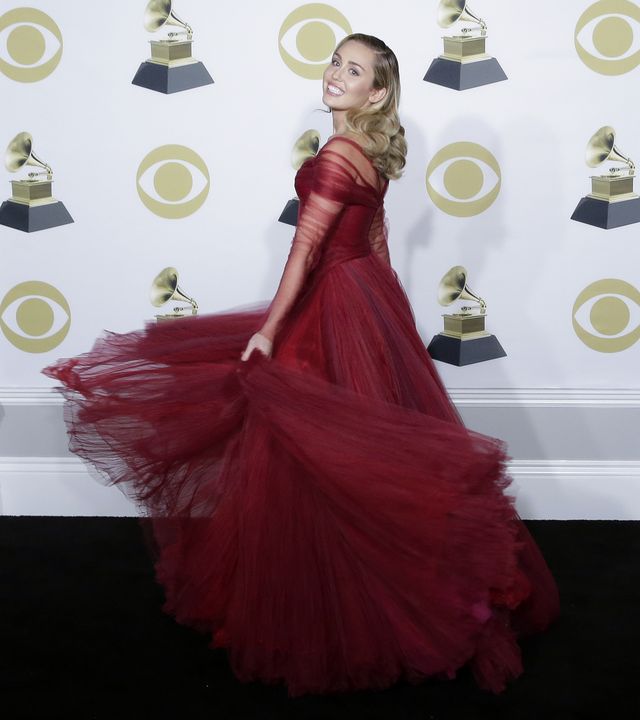 Co za przemiana! Miley Cyrus zachwyciła kreacją na Grammy (ZDJĘCIA)