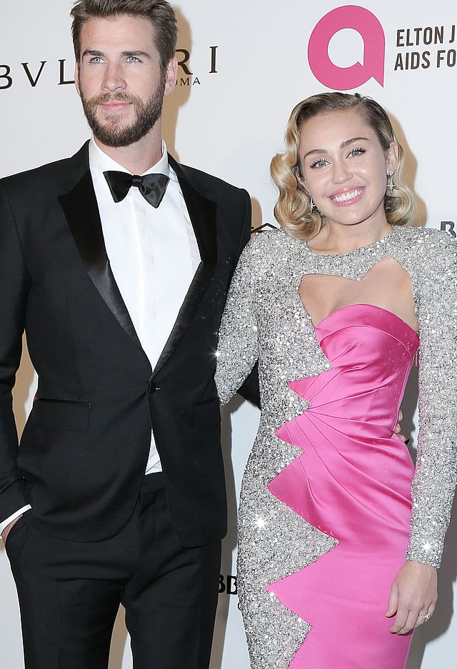 Miley Cyrus na imprezie Eltona Johna pokazała CIĄŻOWY brzuszek (ZDJĘCIA)