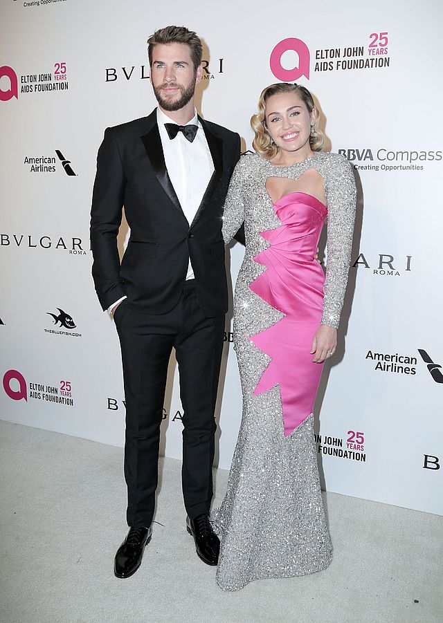 Miley Cyrus na imprezie Eltona Johna pokazała CIĄŻOWY brzuszek (ZDJĘCIA)