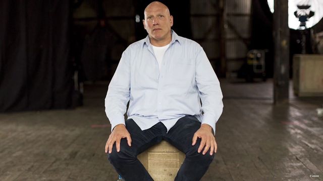 Na zdjęciu widzicie milionera czy alkoholika? (VIDEO)