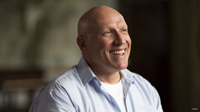 Na zdjęciu widzicie milionera czy alkoholika? (VIDEO)