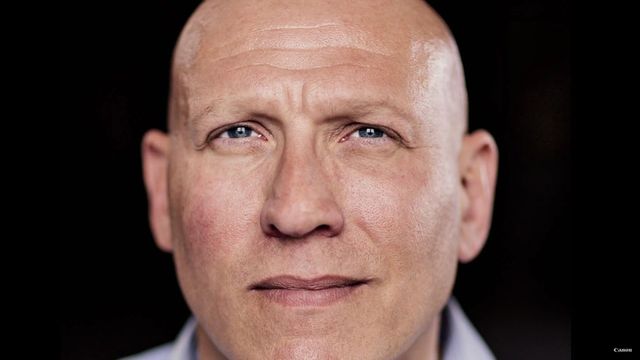 Na zdjęciu widzicie milionera czy alkoholika? (VIDEO)