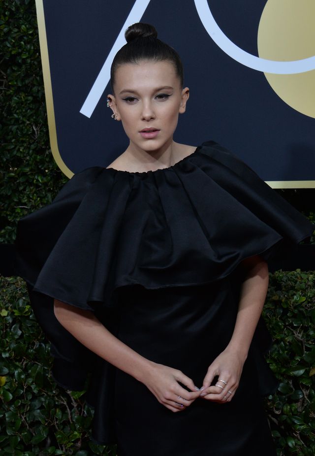 Millie Bobbi Brown w sukience od Calvina Kleina nie wygląda na swój wiek Millie Bobbi Brown w sukience od Calvina Kleina nie wygląda na swój wiek