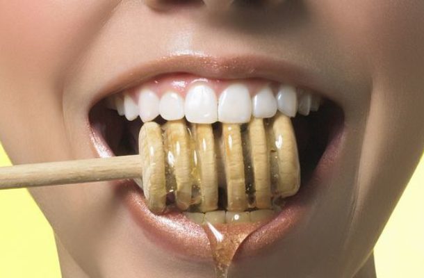 Miód na usta – tania, szybka i smaczna kuracja na spierzchnięte usta