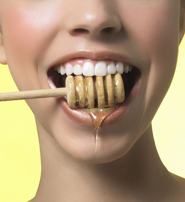 Miód na usta - tania, szybka i smaczna kuracja na spierzchnięte usta