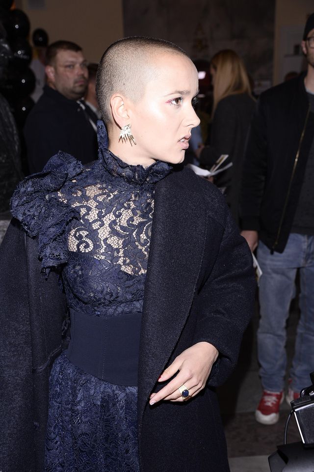 Łysa głowa i koronka. Wbrew pozorom Monia Brodka wyglądała ślicznie