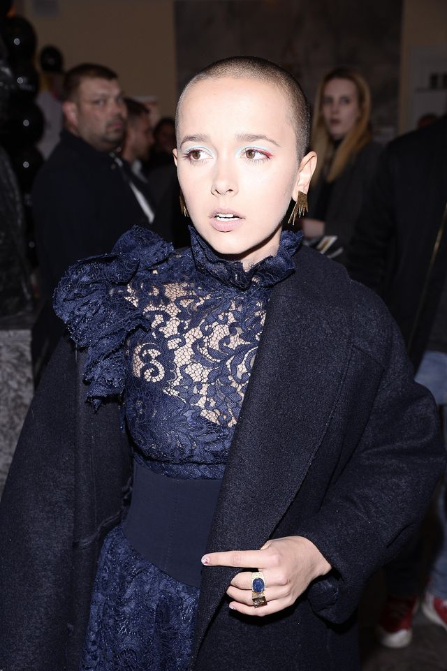 Łysa głowa i koronka. Wbrew pozorom Monia Brodka wyglądała ślicznie