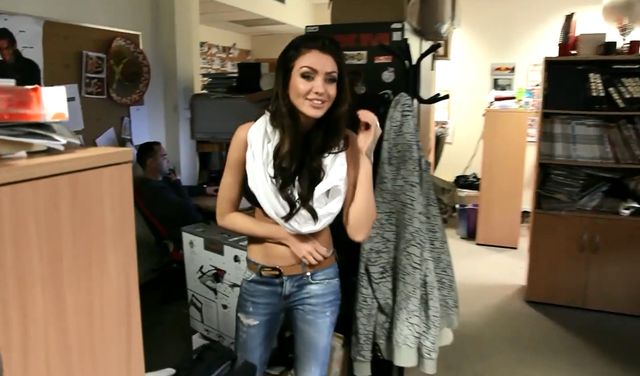 Monika Pietrasińska pokazuje piersi w redakcji CKM (FOTO) Monika Pietrasińska pokazuje piersi w redakcji CKM (FOTO)