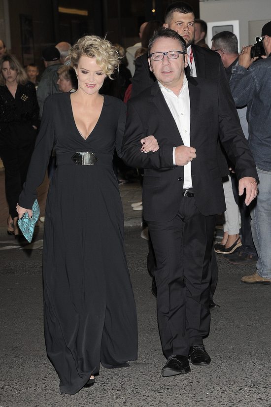 Kreacja z dekoltem zdziałała cuda (FOTO)