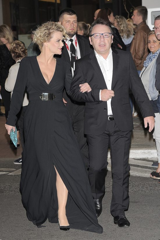 Kreacja z dekoltem zdziałała cuda (FOTO)