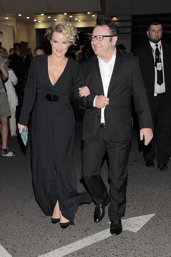 Kreacja z dekoltem zdziałała cuda (FOTO)