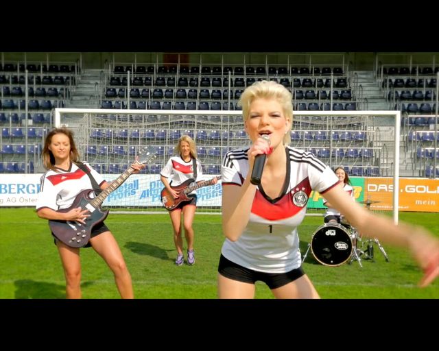 Melanie Mueller - gwiazda filmów porno śpiewa dla Niemców