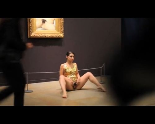 SKANDAL? Bez majtek rozkraczyła nogi przed obrazem [VIDEO]