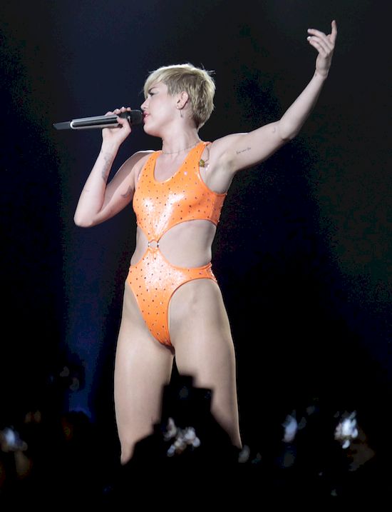 Miley Cyrus OBMACANA na koncercie! Sama tego chciała?! (VIDEO)