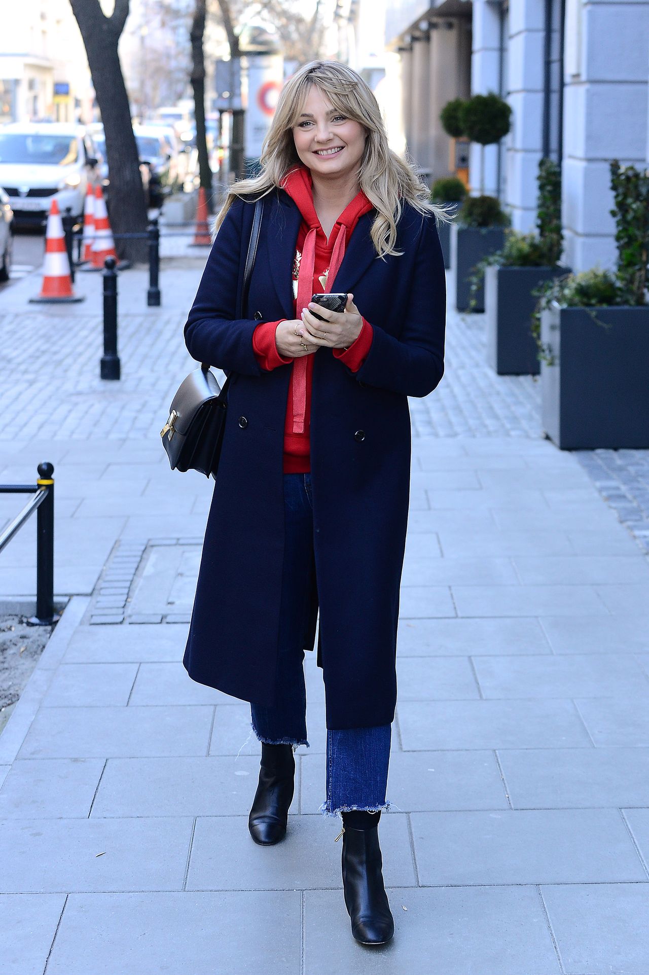 Dawno niewidziana Małgorzata Socha w bluzie od Jemioła przed TVN (ZDJĘCIA) Dawno niewidziana Małgorzata Socha w bluzie od Jemioła przed TVN (ZDJĘCIA)