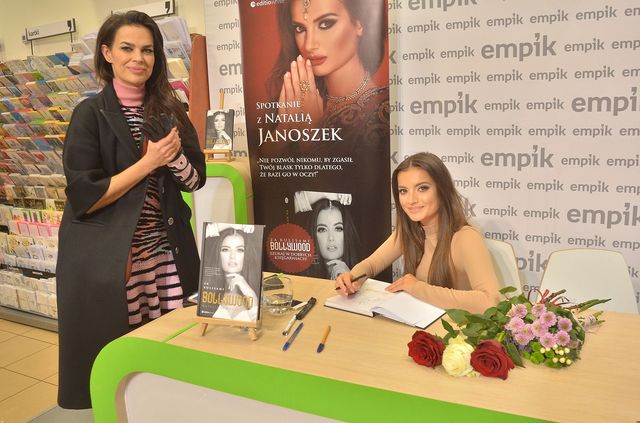 Natalia Janoszek w obcisłej sukience promuje swoją książkę (FOTO)