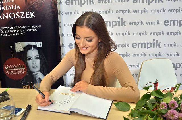Natalia Janoszek w obcisłej sukience promuje swoją książkę (FOTO) Natalia Janoszek w obcisłej sukience promuje swoją książkę (FOTO)