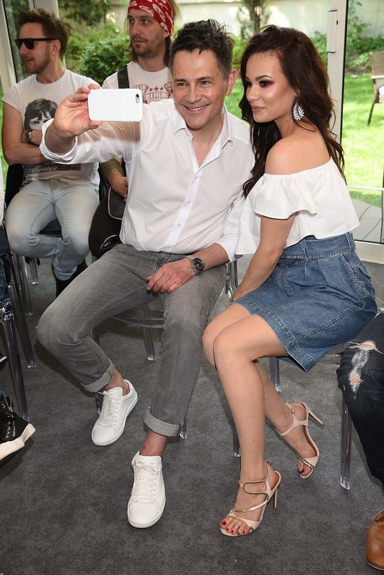 Wokalistka w bluzce, która jest hitem tego sezonu (FOTO)